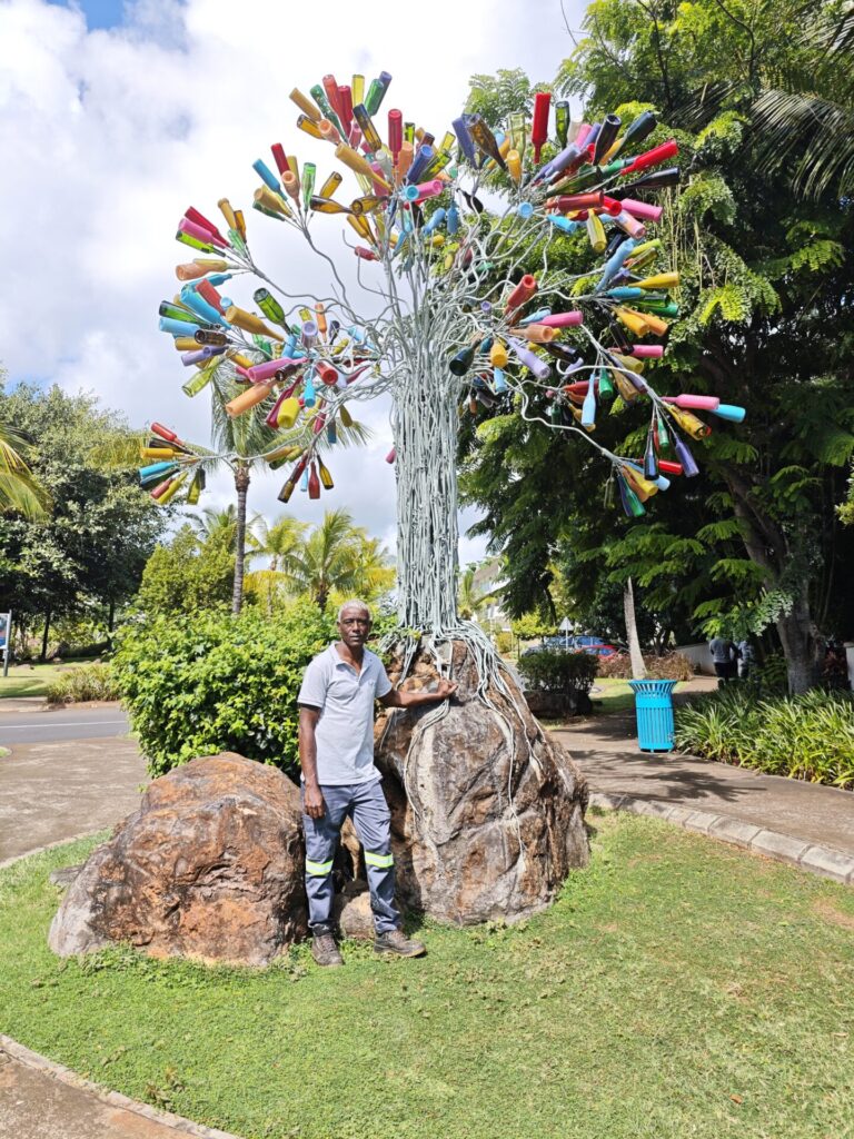 Valerio devant l'arbre à bouteilles